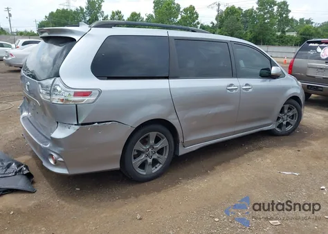 2018 Toyota Sienna Se 8 Passenger z USA, uszkodzony, nr VIN 5TDXZ3DC9JS925501